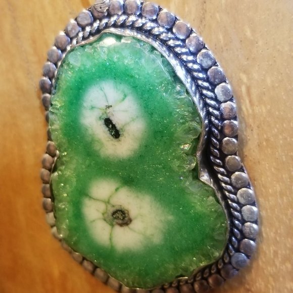Stunning Green Solar Quartz wrapped in Silver - Picture 3 of 10